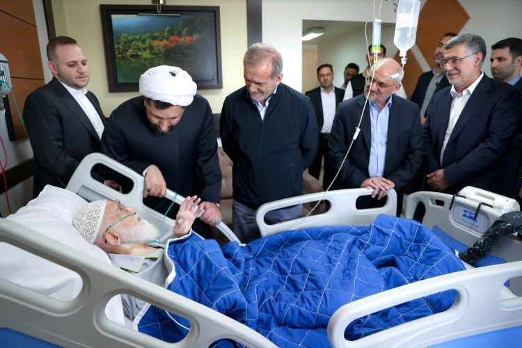 رئیسجمهور از آیتالله نوری همدانی عیادت کرد