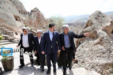 معاون رئیس جمهور: نخستین مزرعه خورشیدی روستایی کشور در کندوان راه اندازی می‌شود+ فیلم