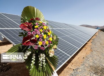 افتتاح نیروگاه خورشیدی ۱۲۵ کیلوواتی در قم
