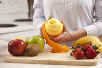 پوست میوه‌ها برای سلامتی ضرر دارند یا فایده؟