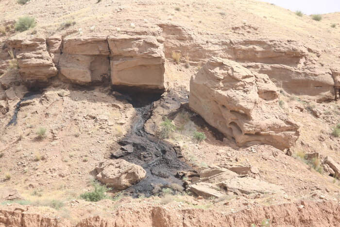 نشت تاسیسات نفت شهر محیط زیست و آب غرب کرمانشاه را آلوده کرد + فیلم