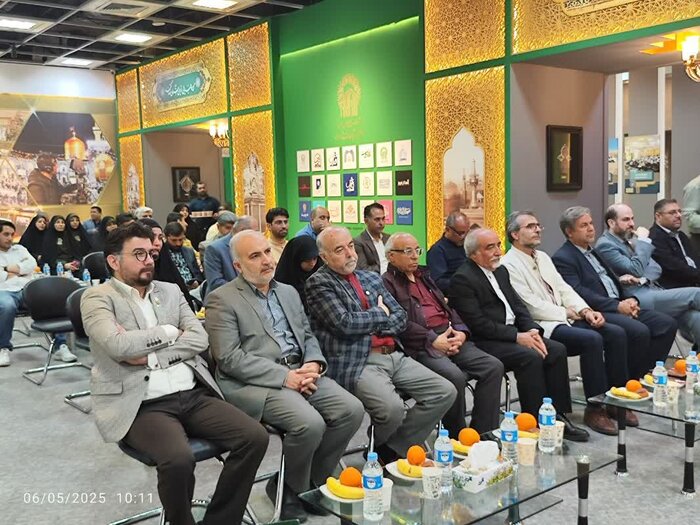 عکاس برجسته مشهدی مدال طلای خود را به موزه آستان قدسرضوی هدیه کرد