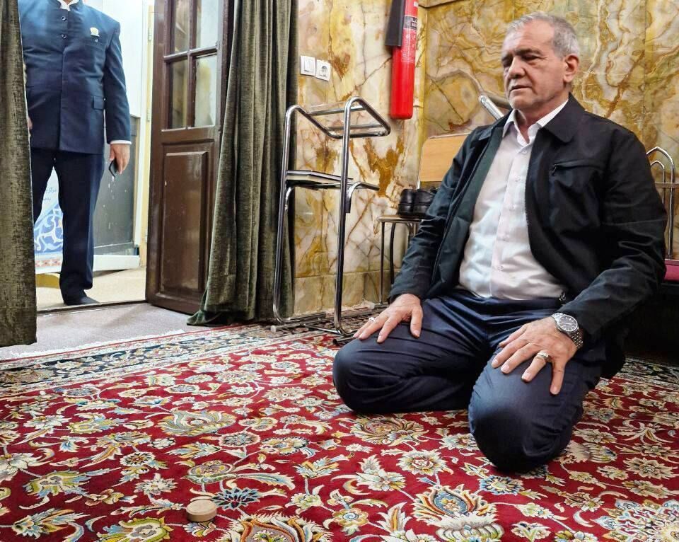 Prezident İmam Rzanın (ə) hərəmini ziyarət edib