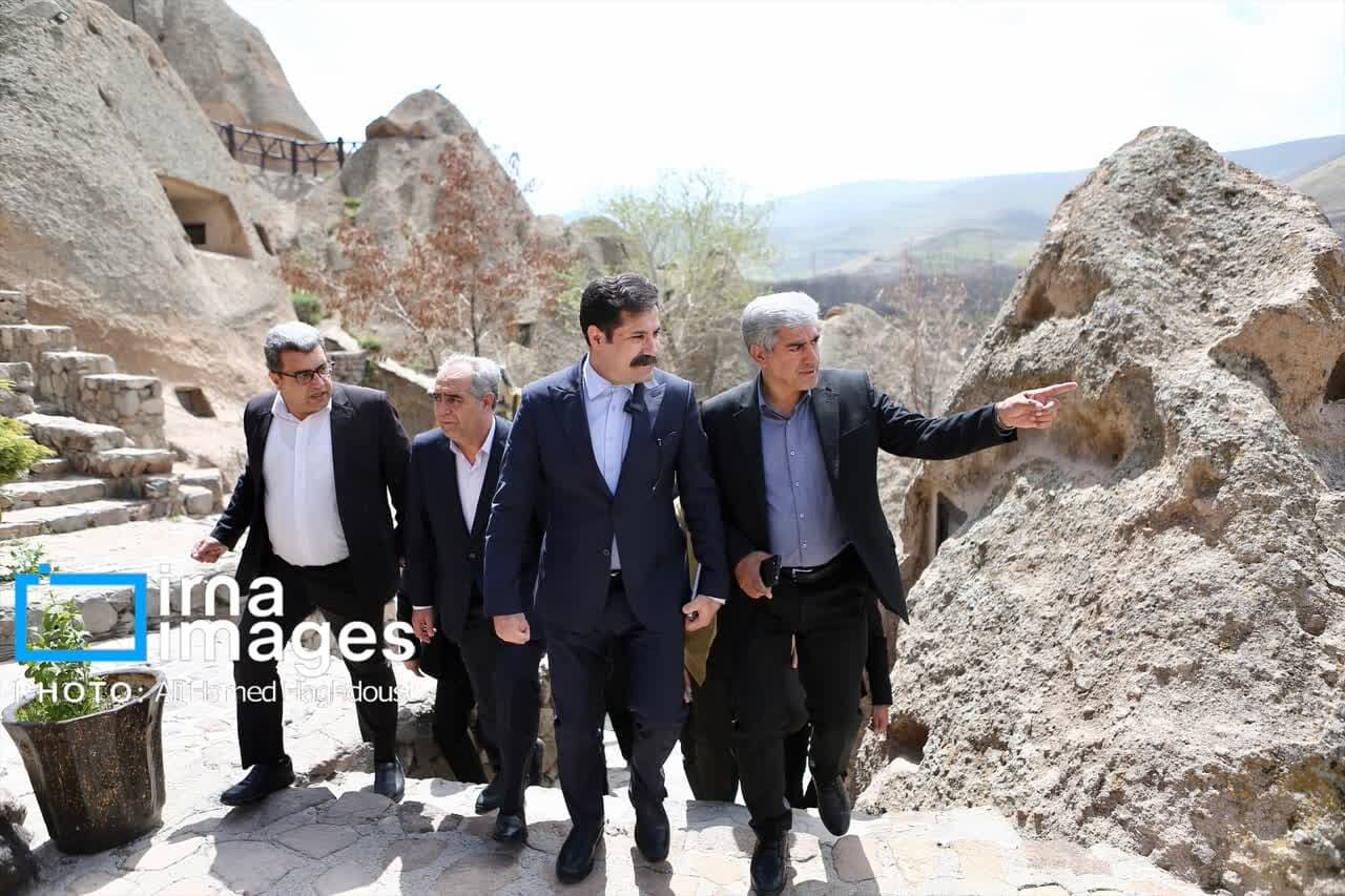 معاون رئیس جمهور: نخستین مزرعه خورشیدی روستایی کشور در کندوان راه اندازی می‌شود+ فیلم