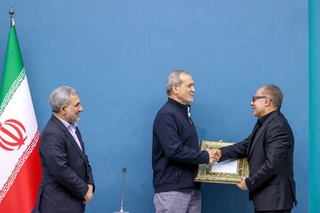 Pezeşkiyan: İran’a sevgisi, bilgisi ve motivasyonu olan herkes sahaya inmeli
