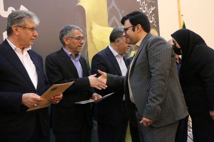 ۱۴۸ نفر از معلمان نمونه و برگزیده استان اردبیل تجلیل شدند
