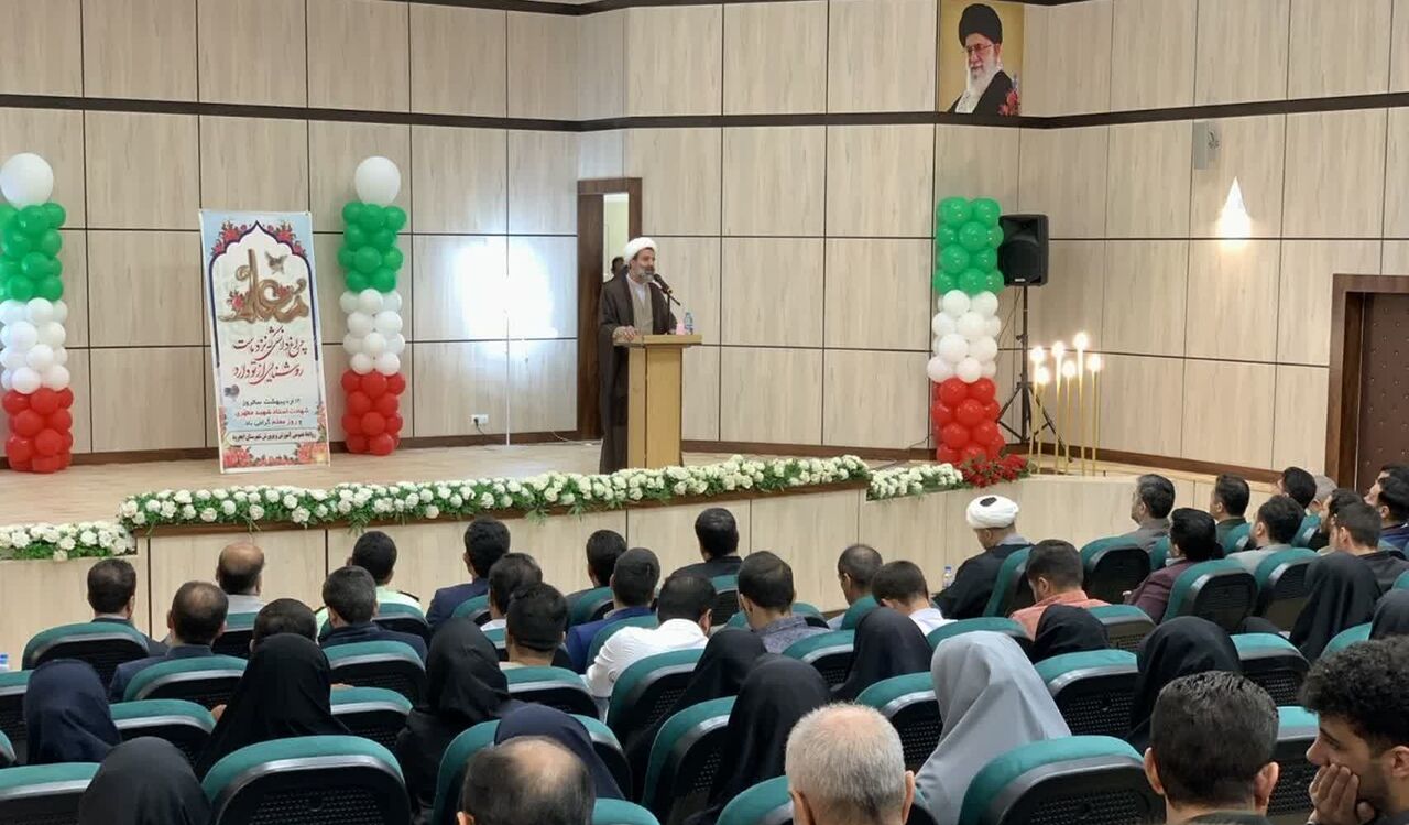 امام جمعه ایجرود: شهید مطهری الگوی کامل یک معلم انسان‌ساز است