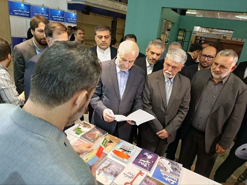 بازدید قالیباف از غرفه موزه ملی انقلاب اسلامی و دفاع مقدس