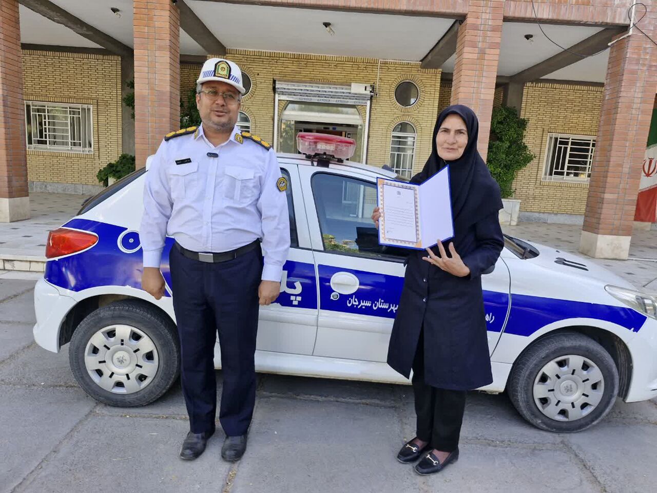 تجلیل از بانوی سیرجانی که هنگام قطع برق به کمک پلیس راهور آمد