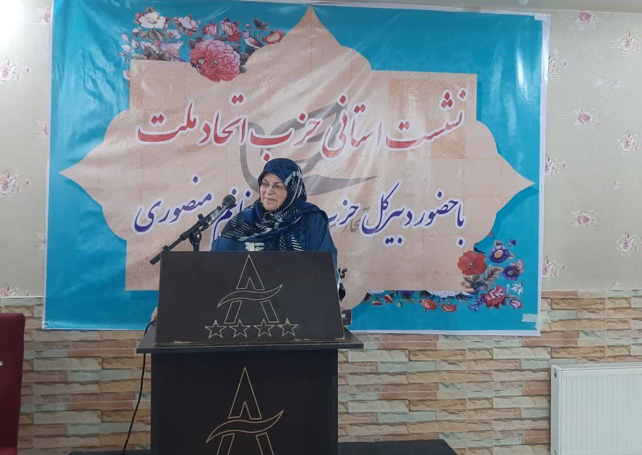 آذر منصوری: مذاکرات دیپلماتیک و رفع تحریم‌ها حیاتی است