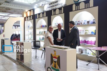 وزیر فرهنگ از بخش بین‌الملل نمایشگاه کتاب بازدید کرد/ رونمایی از کتاب‌های اردو+ فیلم