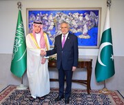وزیر مشاور عربستان در امور خارجه با وزیر خارجه پاکستان دیدار کرد