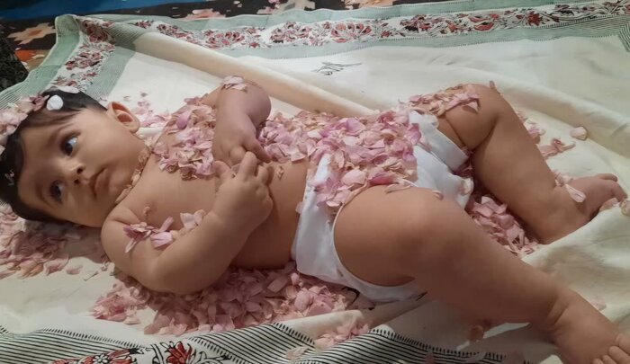 گلغلتان امیریه دامغان و همآغوشی نوزادان ۱۸ استان با گلبرگهای محمدی