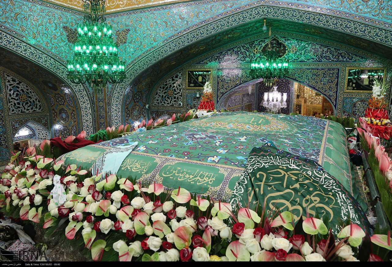 پرچم و پوش ضریح امام رضا(ع) در سالروز ولادت آن حضرت تعویض شد