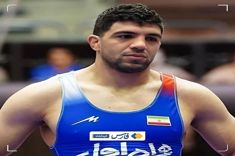 مدال برنز رقابت‌های بین المللی جام تختی برگردن کشتی‌گیر کرمانشاهی