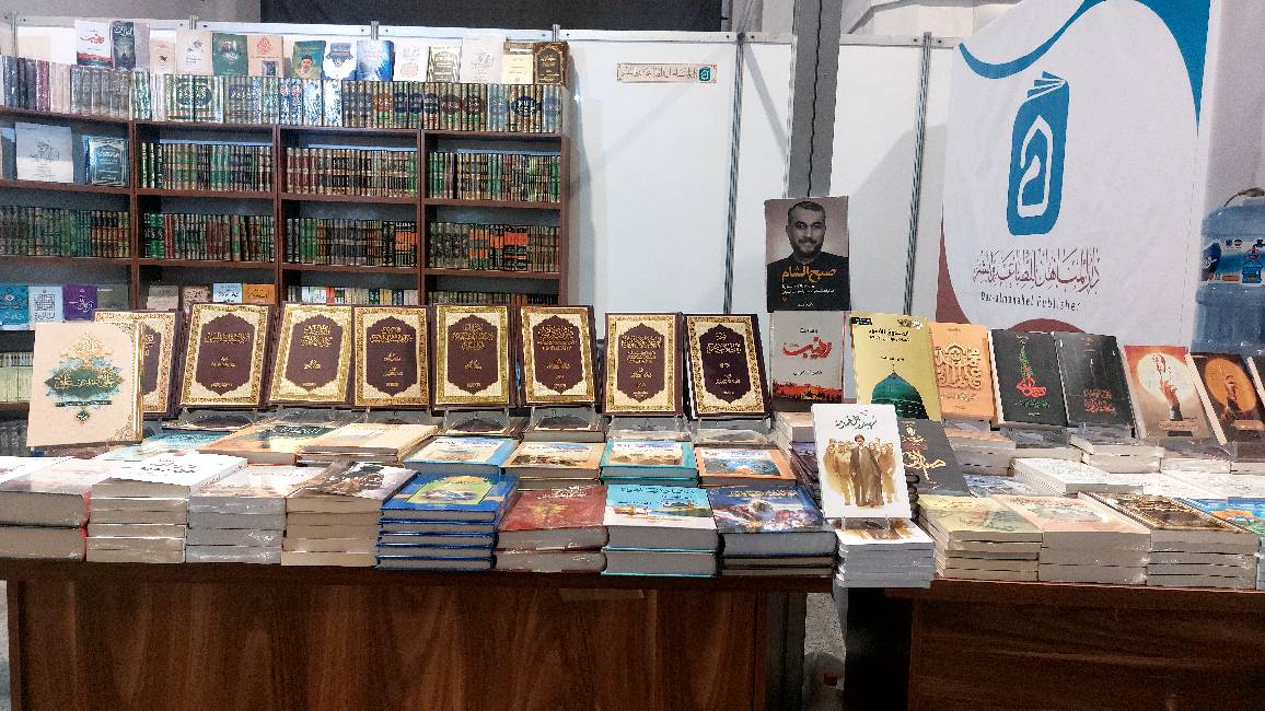 با ناشران عربی و لاتین در نمایشگاه کتاب/از این‌که آثار امام را منتشر می‌کنیم خوشحالیم+فیلم