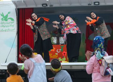 هم‌خوانی ترانه‌ خاطره‌انگیز «آقای حکایتی» در نمایشگاه کتاب+ فیلم