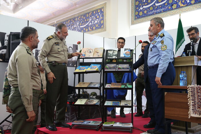 رونمایی از 5 عناوین کتاب نیروی زمین ارتش/ راه اندازی کتابخانه با روز دانش