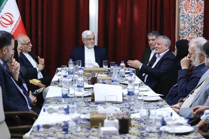 فعال سیاسی: تعامل پزشکیان با احزاب و تشکلهای سیاسی مثال زدنی است