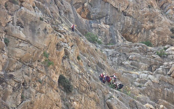 نجات ۲ کوهنورد گرفتار در سخره های طالقان 