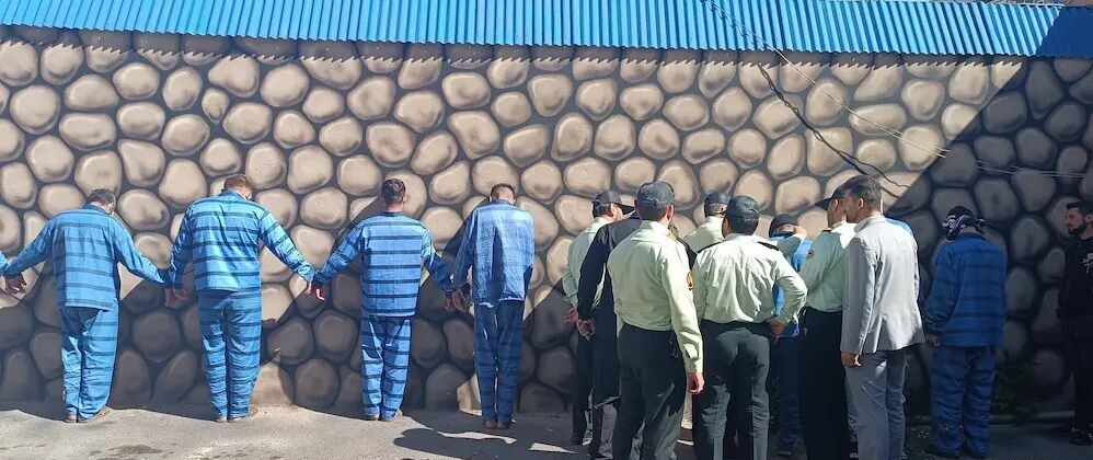 دستبند پلیس بر دستان ۱۴ نفر از اراذل و اوباش تبریز دستبند پلیس بر دستان ۱۴ نفر از اراذل و اوباش تبریز