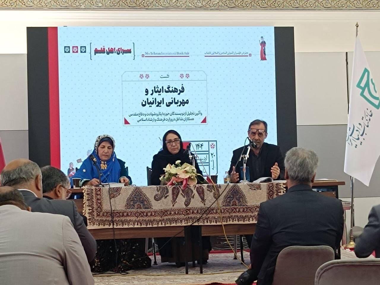 نیازمند احیای ایثار اجتماعی و فرهنگی هستیم/تقدیر از ایثارگران اهل قلم