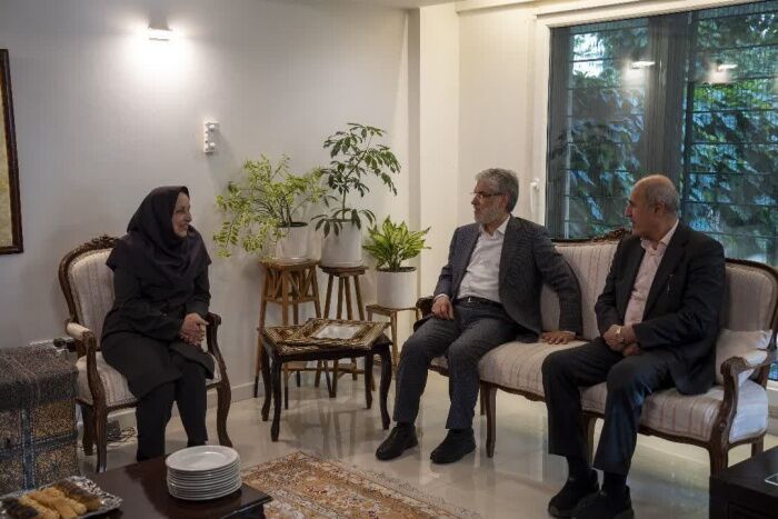 تجلیل وزیر علوم از مادر شیمی ایران 