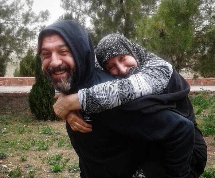 مادر انصاریان: هر شب با عکس علی حرف میزنم/ وقتی رفت دنیا ایستاد