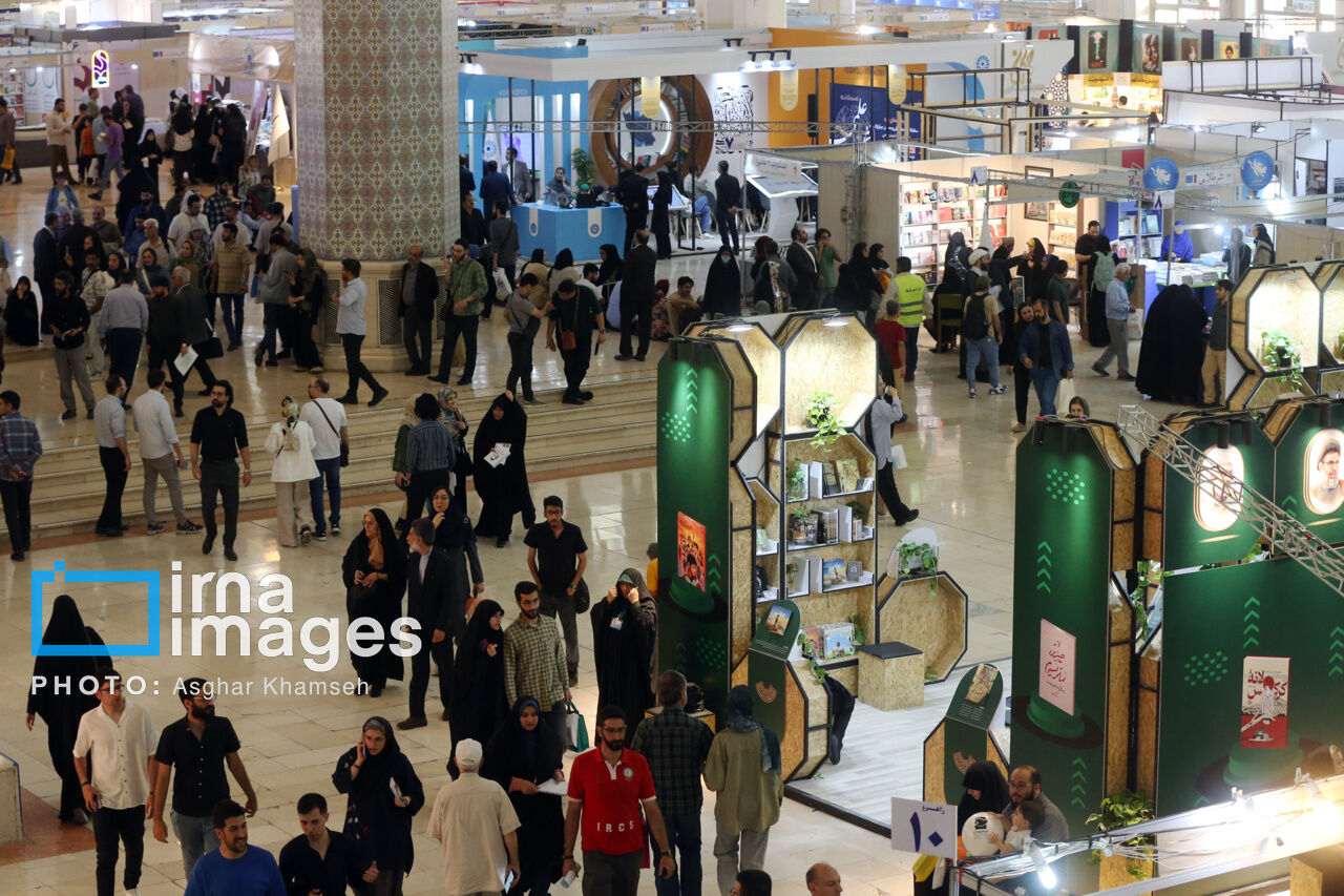 پرسه در نمایشگاه کتاب؛ از شورِ حضور تا شوکِ قیمت پرسه در نمایشگاه کتاب؛ از شورِ حضور تا شوکِ قیمت