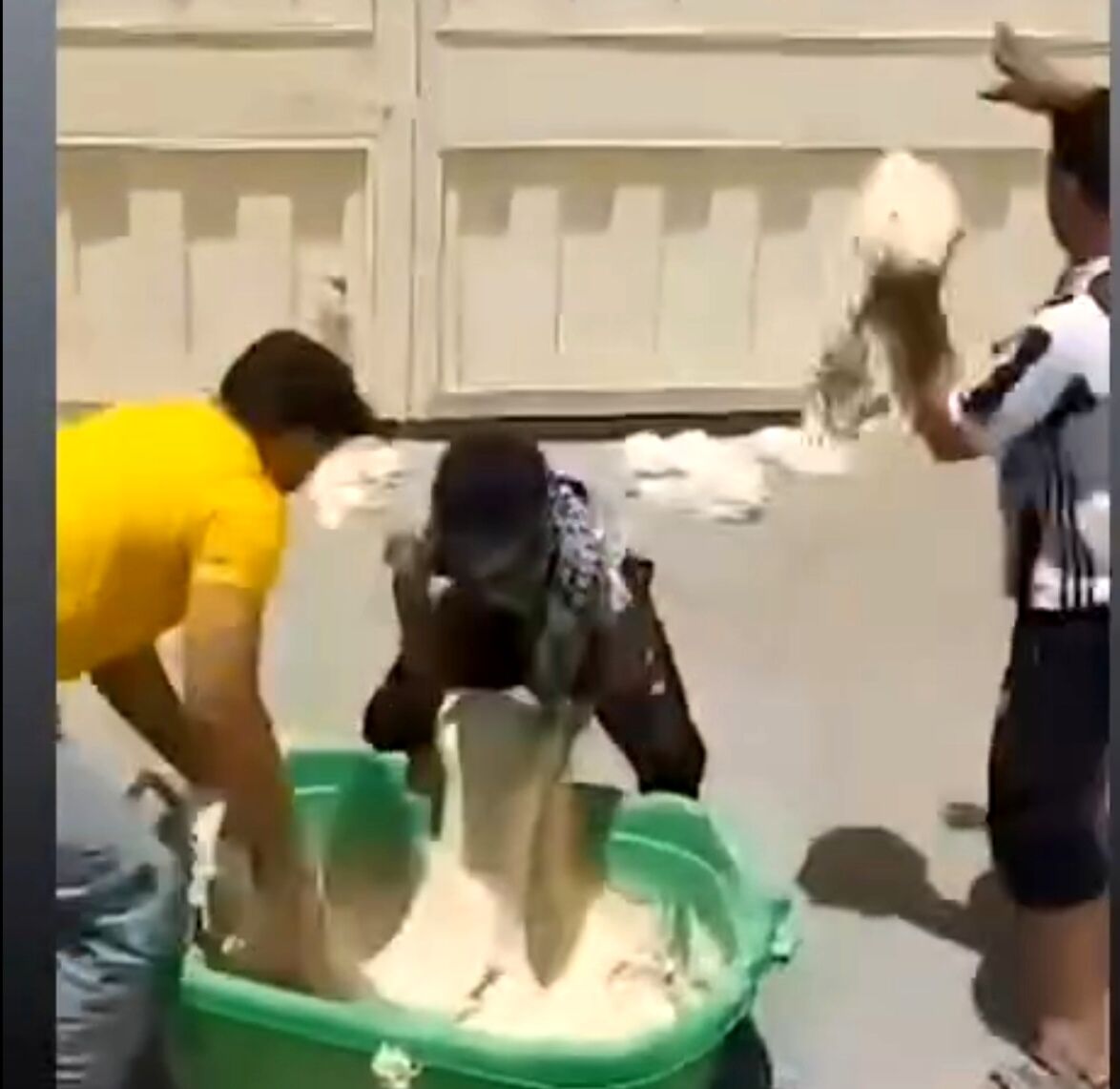 قطع برق و ماجرای خراب شدن خمیرهای نانوایی در قلعه‌گنج