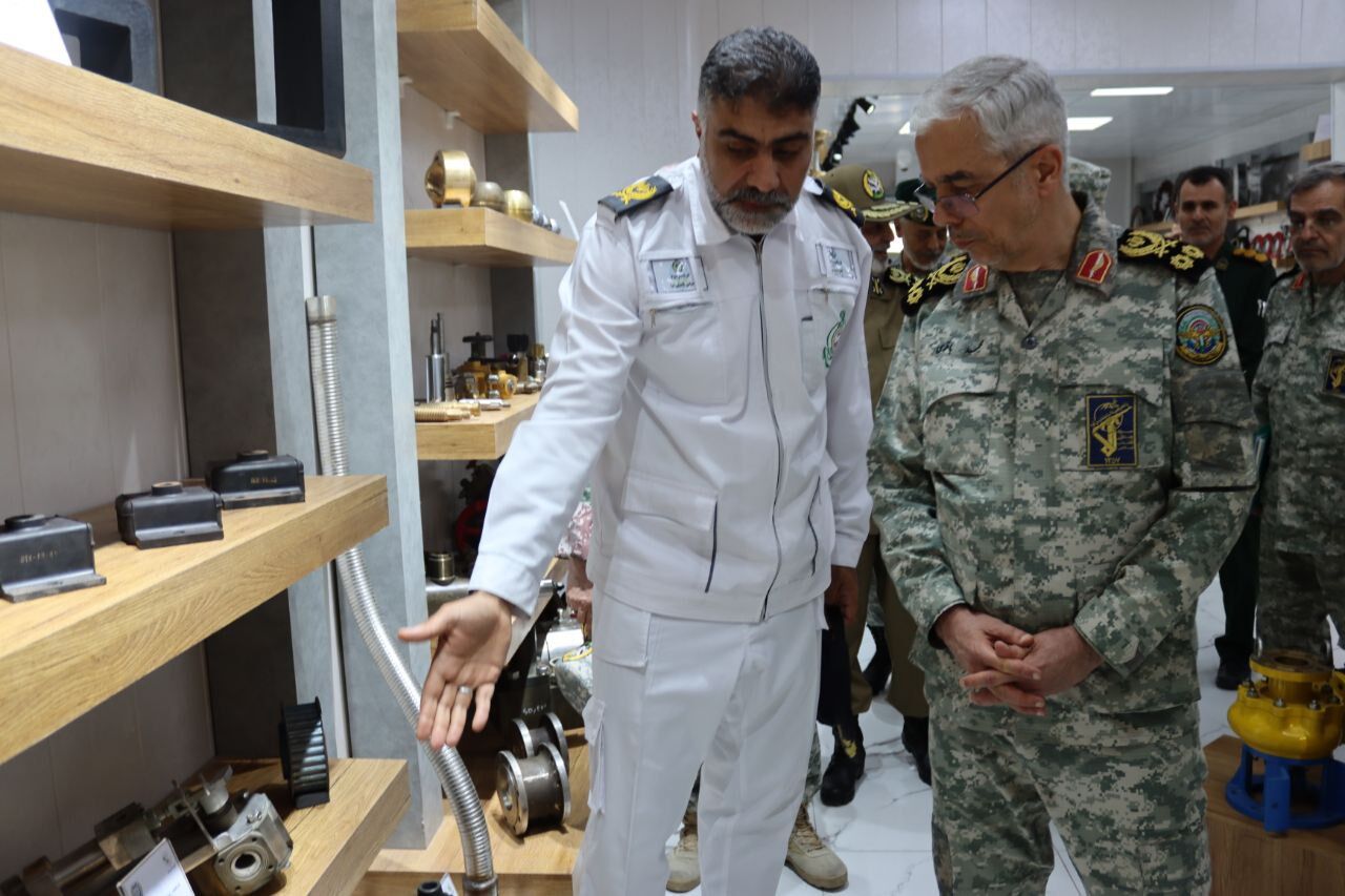 سرلشکر باقری از کارخانه‌های نیروی دریایی ارتش در بندرعباس بازدید کرد