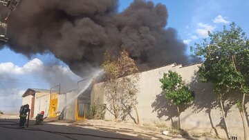 حریق کارخانه اسپری خودرو در پردیس با کمک آتش نشانان شهرهای همجوار اطفا شد