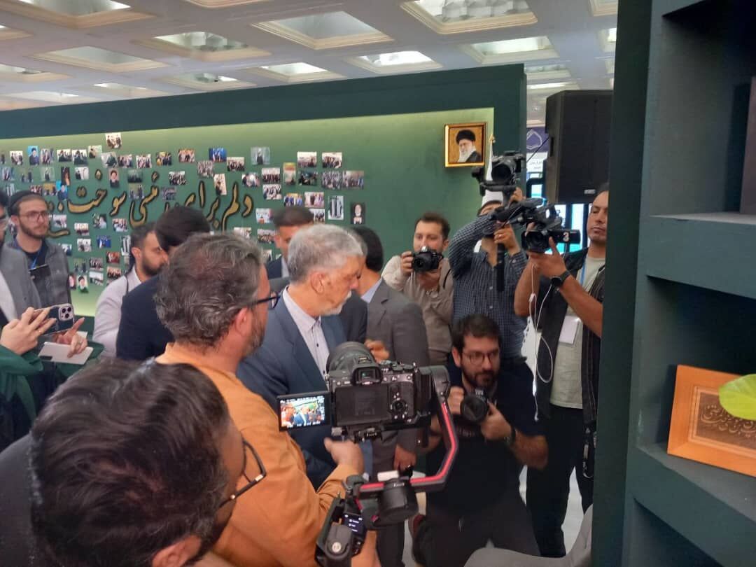 بازدید وزیر فرهنگ از غرفه شهید رئیسی/ افتتاح سامانه‌های فناورانه نهاد کتابخانه‌ها