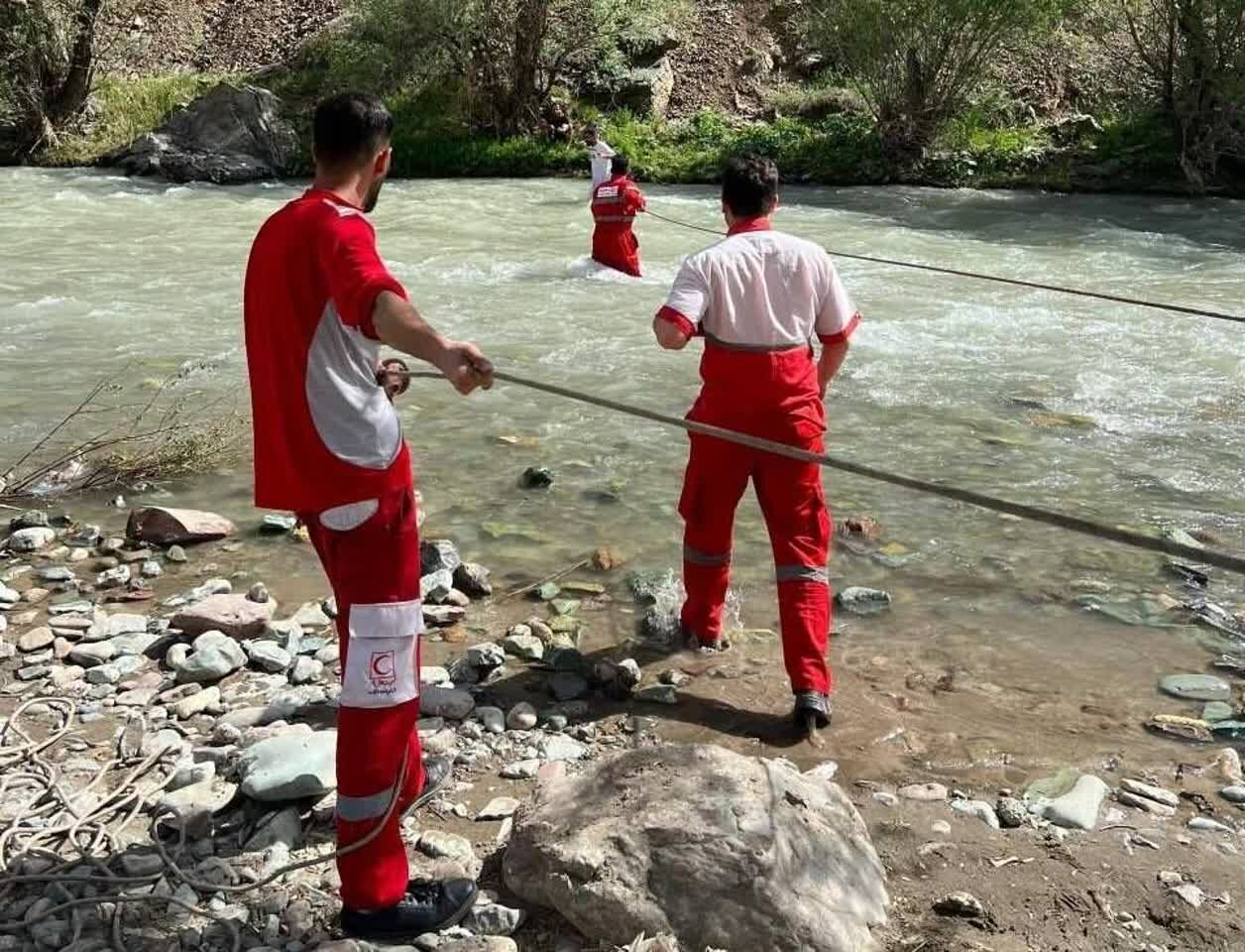 نجات ۲ نفر گرفتار در حاشیه رودخانه کرج