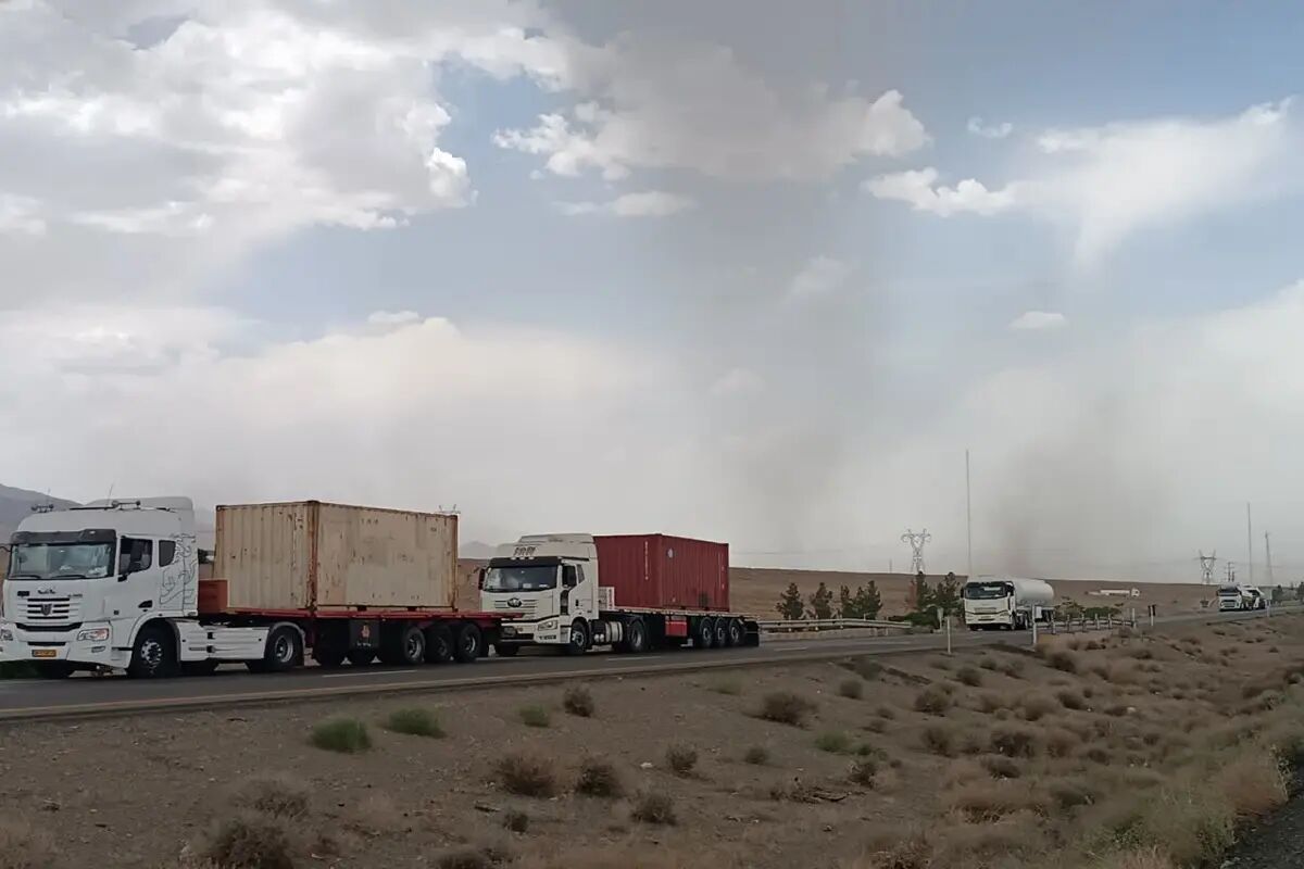 ترافیک کامیون‌ها در جاده بیرجند - زاهدان / بازگشایی جاده در دست اقدام است