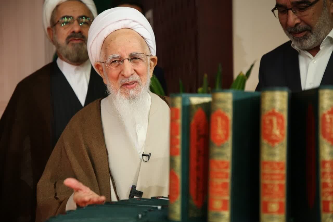 دوره تفسیر تسنیم توسط آیت الله جوادی آملی به آستان علوی اهدا شد