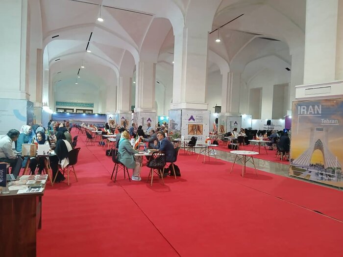 تعداد قابل توجهی از ناشران و کارگزاران ادبی به اولین نشر پیوستند