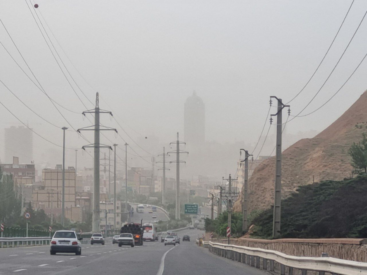 گرد و غبار مدارس تبریز را تعطیل کرد گرد و غبار مدارس تبریز را تعطیل کرد