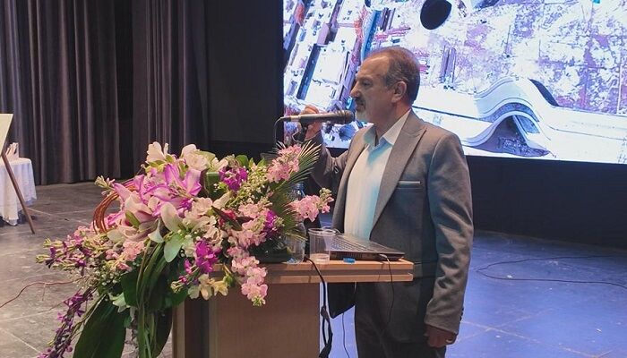 اعطای بازوبند پهلوانی به "اسماعیل شیشه گر"؛ مدیرعامل شاهین مال، مردی با قلبی به وسعت ورزش