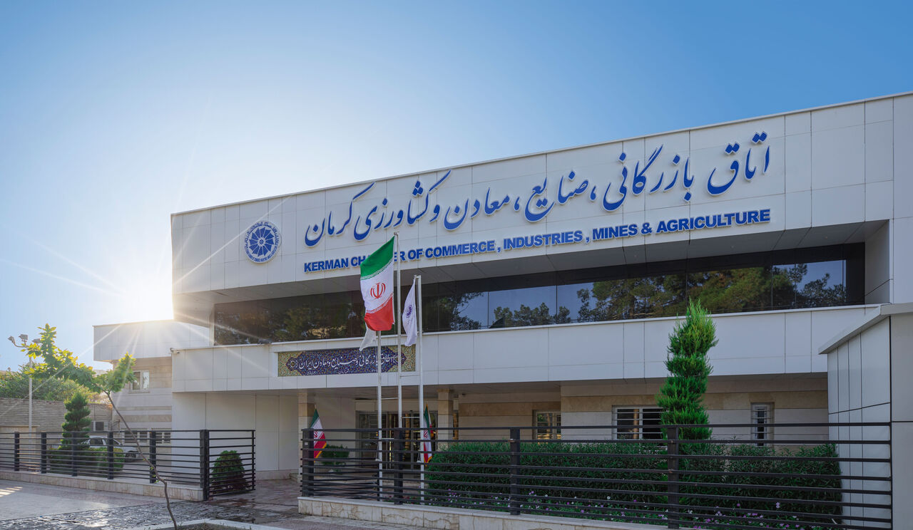 اتاقی در میانه میدانم آرزوست