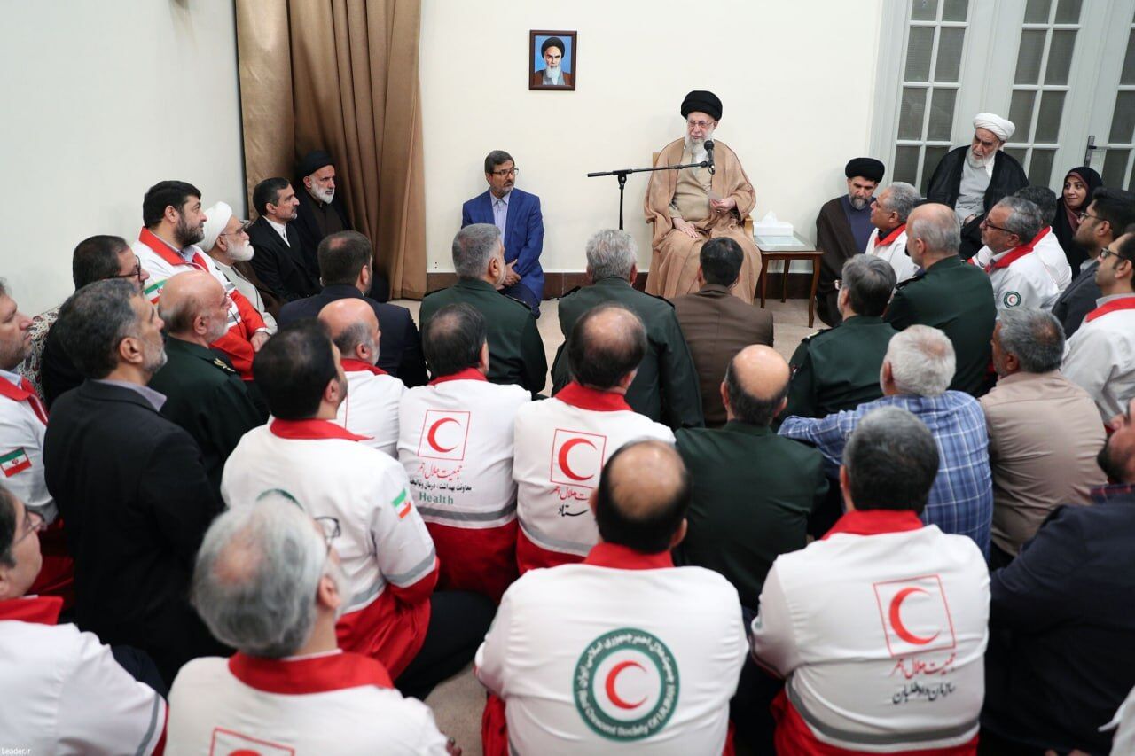 رهبر انقلاب: امدادگران مظهر انسان دوستی هستند