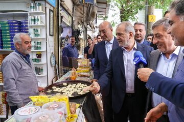 بازدید سرزده پزشکیان از بازار سنتی کرمانشاه/ گفت‌وگوی صمیمی با مردم