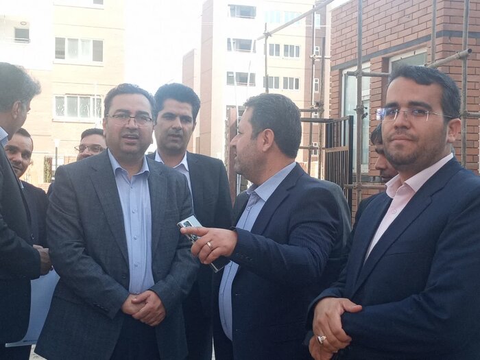 معاون وزیر راه و شهرسازی از طرحهای نهضت ملی مسکن قم بازدید کرد