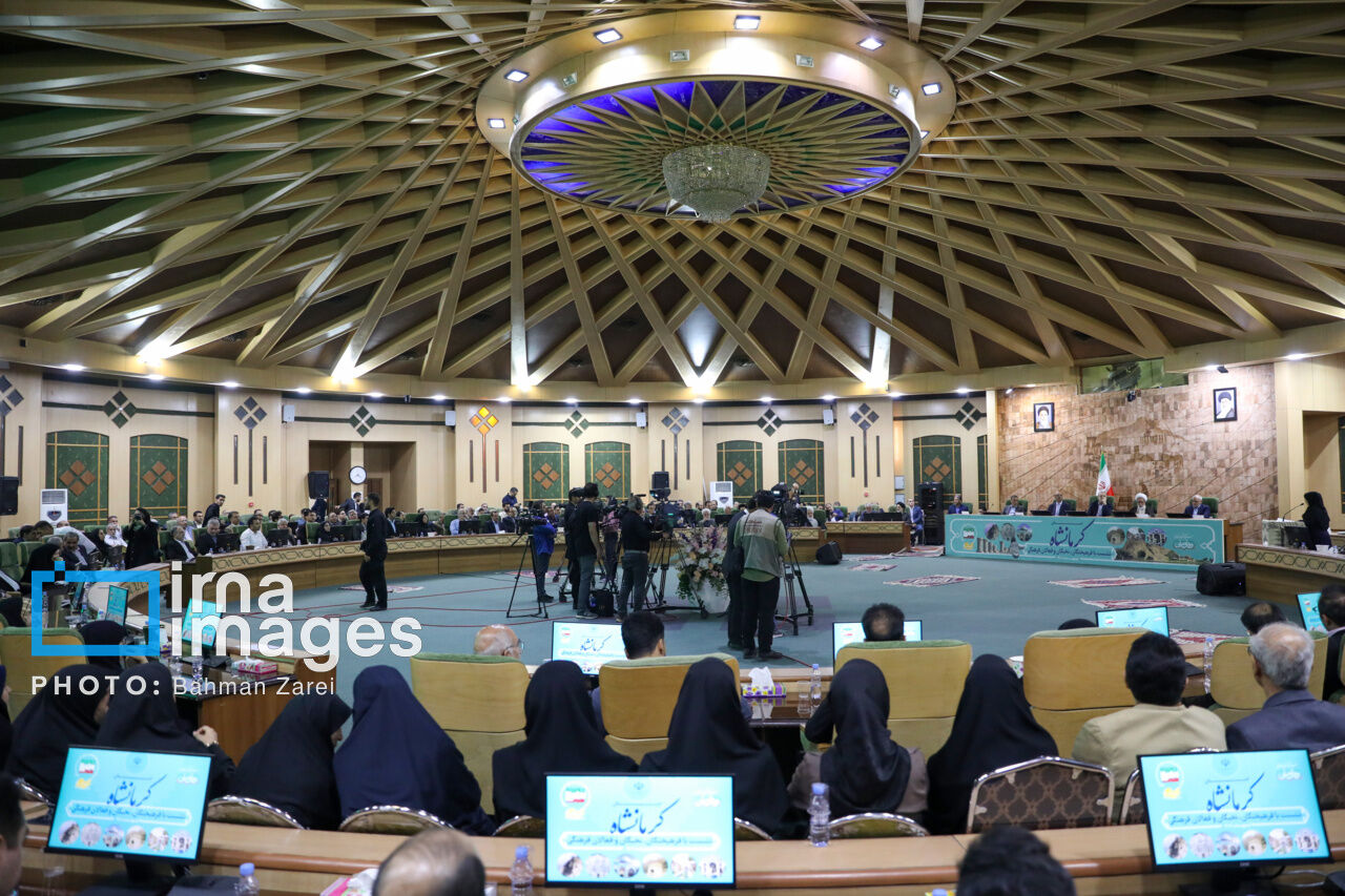 اعتراض یک دانش‌آموز به مافیای کنکور در حضور رییس‌جمهور