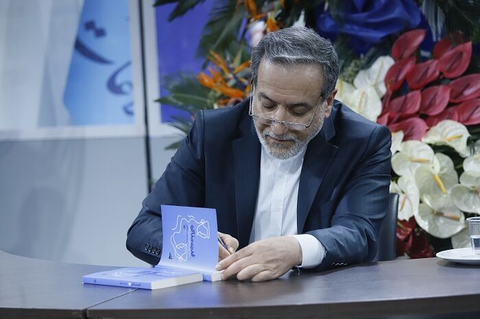 «عراقچی» مهمان نمایشگاه کتاب تهران شد+ فیلم
