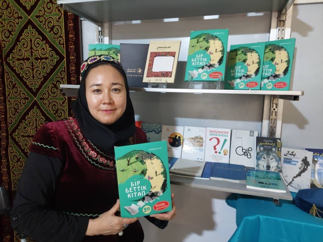 آموزش ادبیات فارسی در مدارس قزاقستان/ چاپ 6000 نسخه از یک کتاب اهدا شده