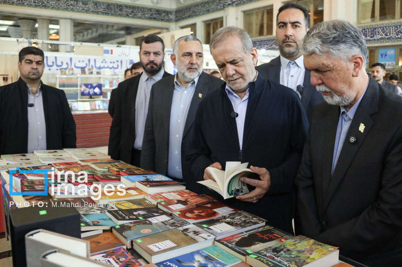 جمعه پرکار نمایشگاه کتاب ؛ جشن داغ بازار علائم و کتابهای رونمایی