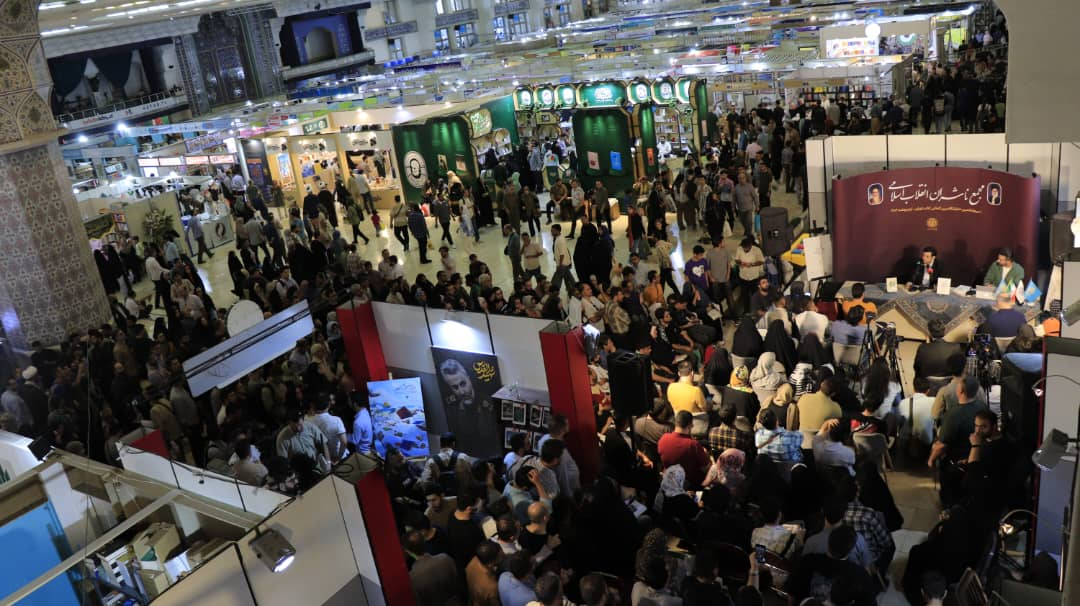 جمعه پرکار نمایشگاه کتاب ؛ جشن داغ بازار علائم و کتابهای رونمایی