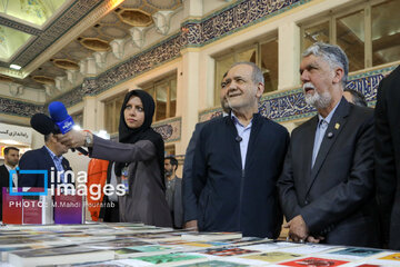 Pezeshkian visita la Feria Internacional del Libro de Teherán