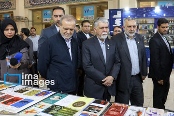 Pezeshkian visita la Feria Internacional del Libro de Teherán